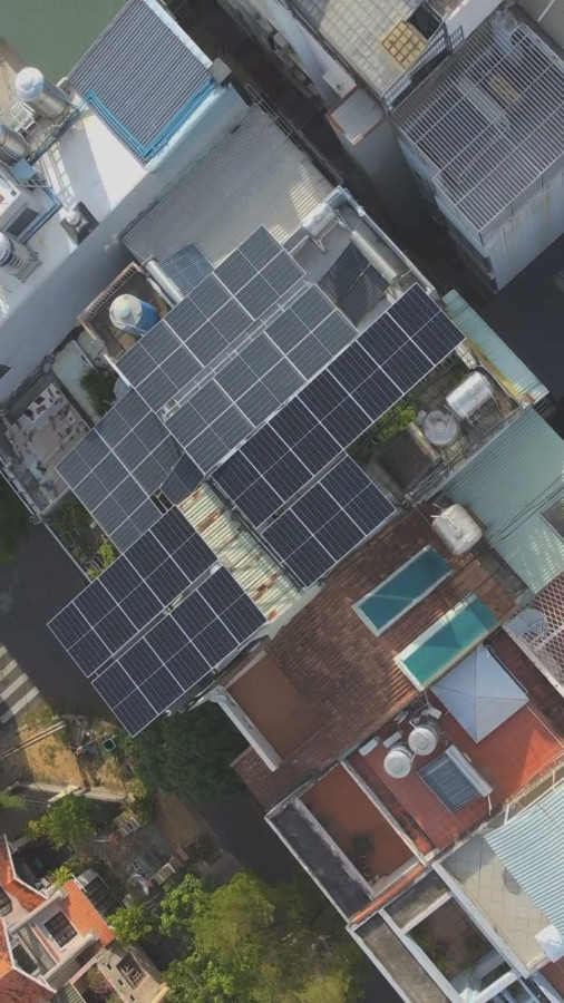 Mái nhà phố phủ tấm pin điện mặt trời do AXGEN SOLAR lắp, nhìn từ trên cao