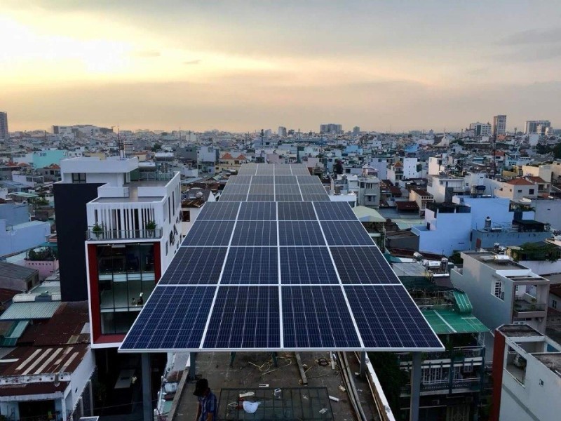 Khung giàn nâng đặt tấm pin trên sân thượng nhà phố