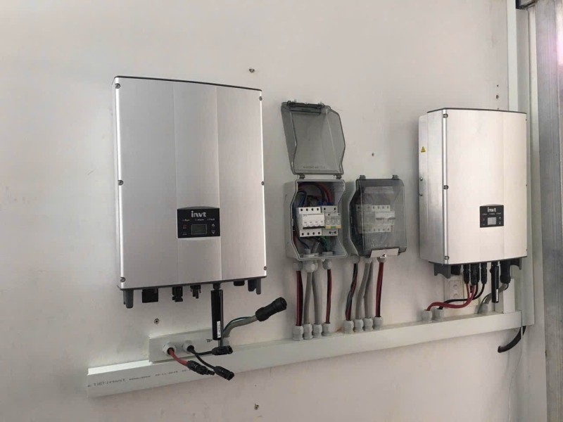 Hai inverter INVT lắp cạnh tủ điện