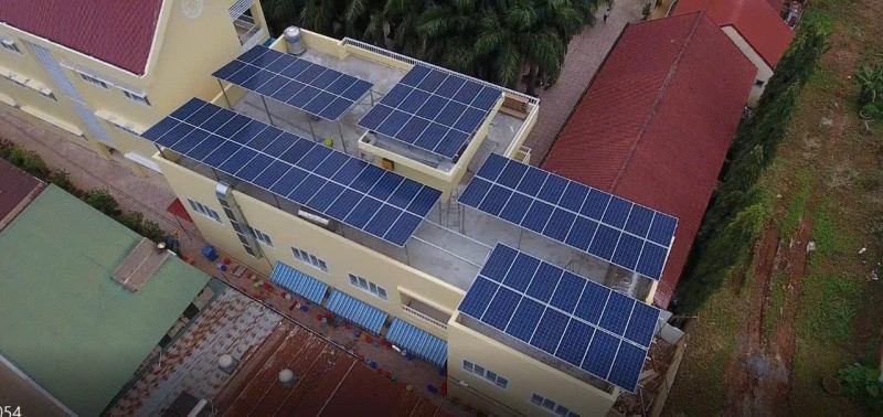 Tấm pin phủ nhiều mặt mái của một tòa nhà, ảnh chụp từ trên cao