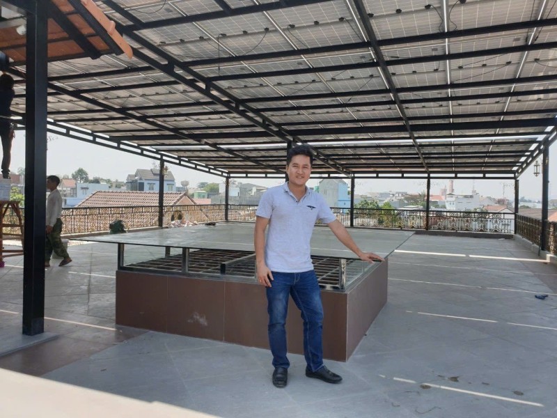 Mái che bằng tấm pin trên sân thượng