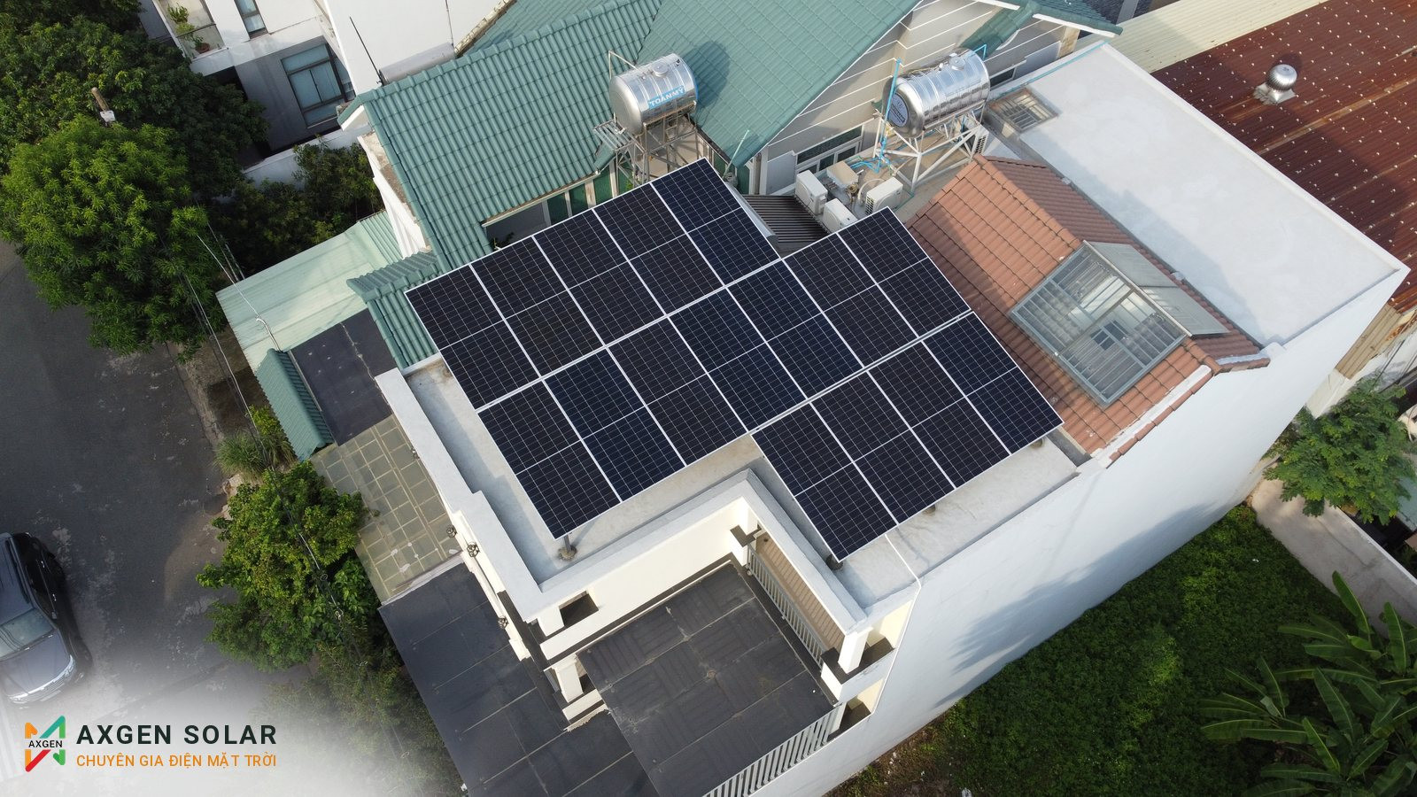 Nhà anh Dũng, Thủ Đức – 10,08 kWp + pin 30 kWh – ảnh flycam sau khi lắp