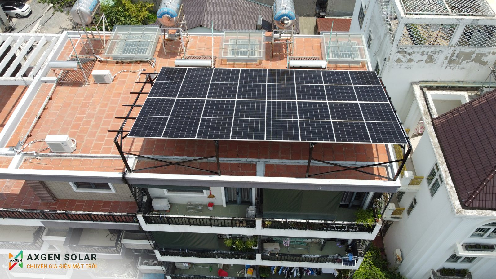 Nhà anh Khoa, Gò Vấp – 10,32 kWp + pin 30 kWh – ảnh flycam sau khi lắp