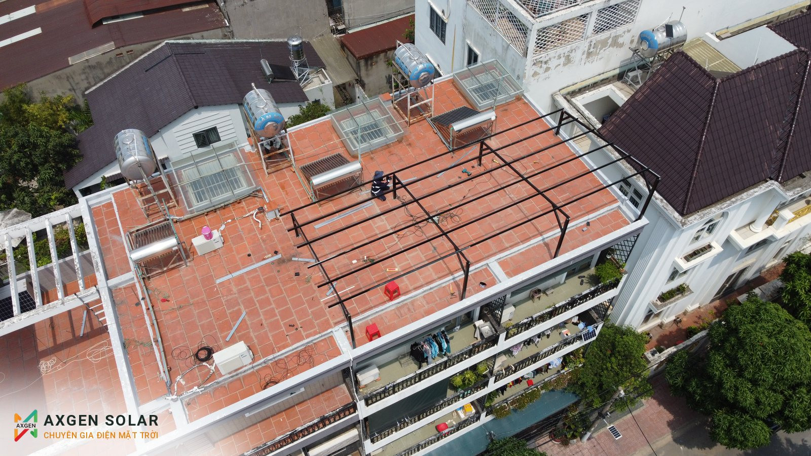 Nhà anh Khoa, Gò Vấp – 10,32 kWp + pin 30 kWh – 08/05/2026: Dựng giàn khung thép.