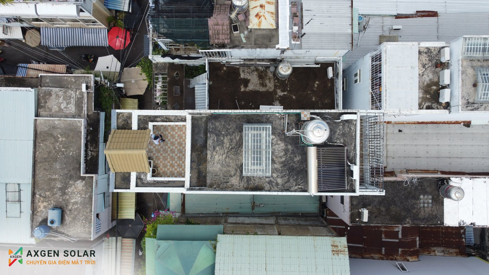 Nhà anh Quý, Quận 8 – 8,76 kWp + pin 15 kWh – 16/06/2026: Sân thượng trước khi lắp, bồn nước nằm giữa sàn.