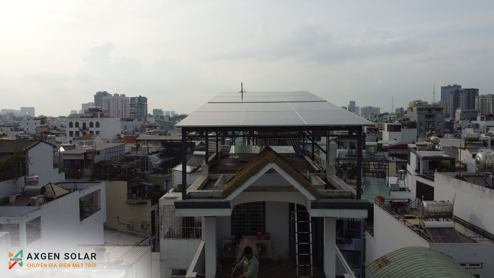 Nhà anh Quý, Quận 8 – 8,76 kWp + pin 15 kWh – 06/07/2026: Hệ thống nhìn từ phía trước nhà.