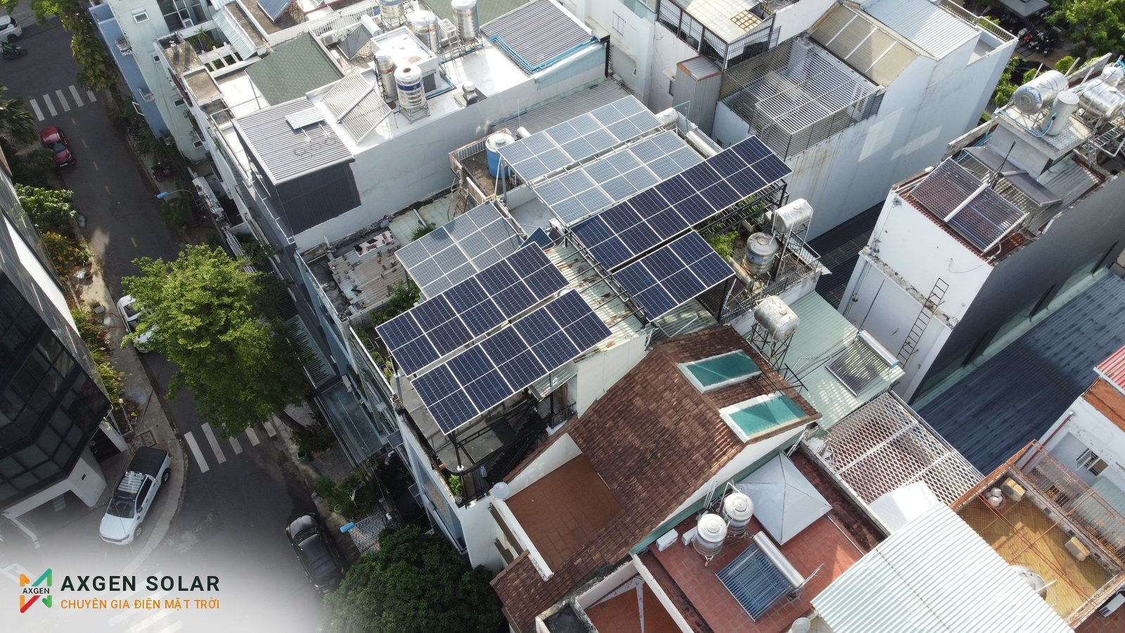 Nhà chú Thành, Bình Chánh – 14,6 kWp + pin 30 kWh – 01/07/2026: Toàn cảnh khu nhà sau khi lắp.