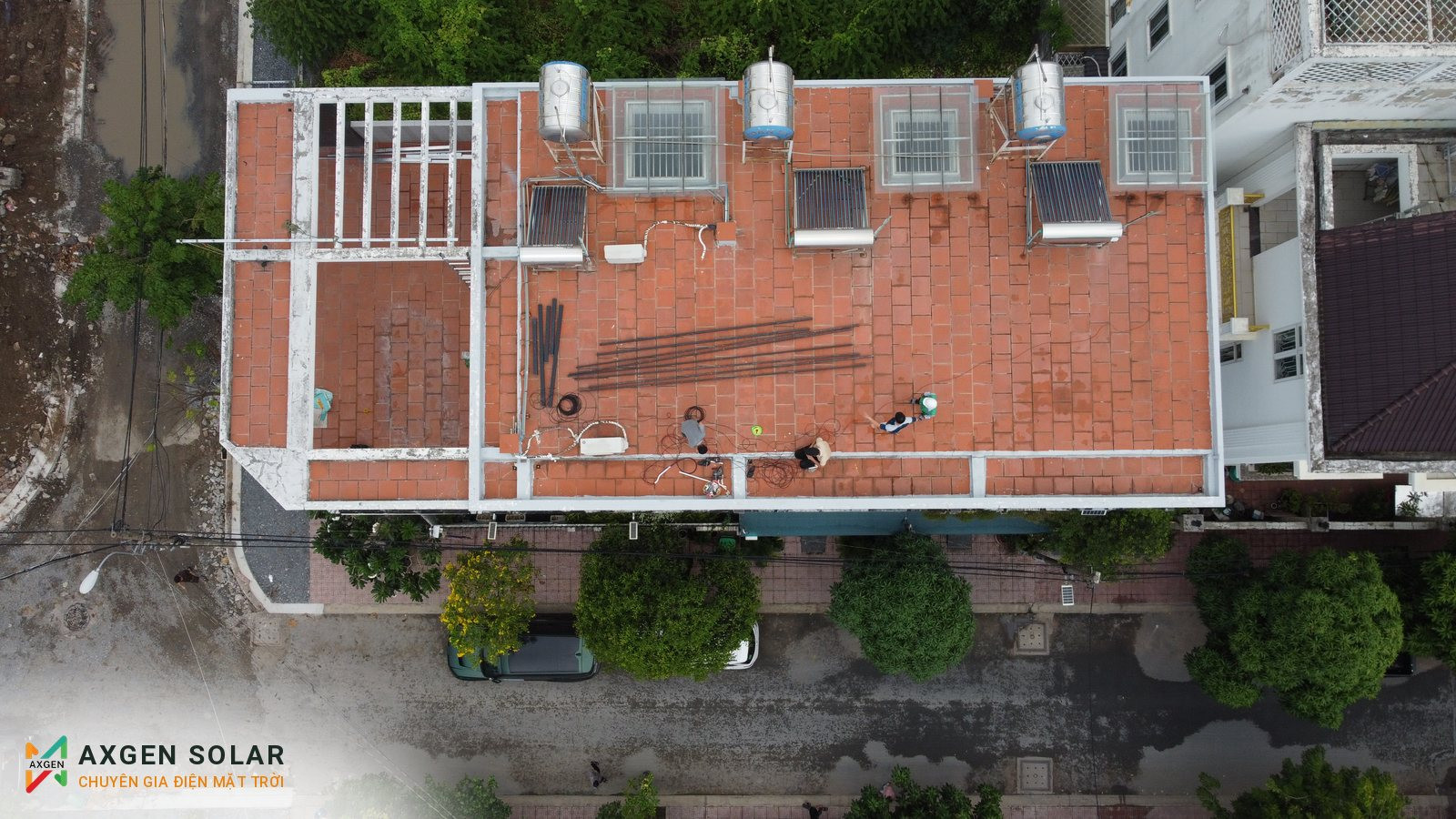 Nhà anh Khoa, Gò Vấp – 10,32 kWp + pin 30 kWh – 06/05/2026: Tập kết vật tư, đo và định vị chân khung.