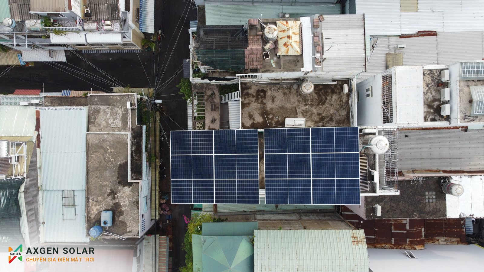 Nhà anh Quý, Quận 8 – 8,76 kWp + pin 15 kWh – 06/07/2026: Hai dãy pin trên giàn khung, nhìn từ trên xuống.