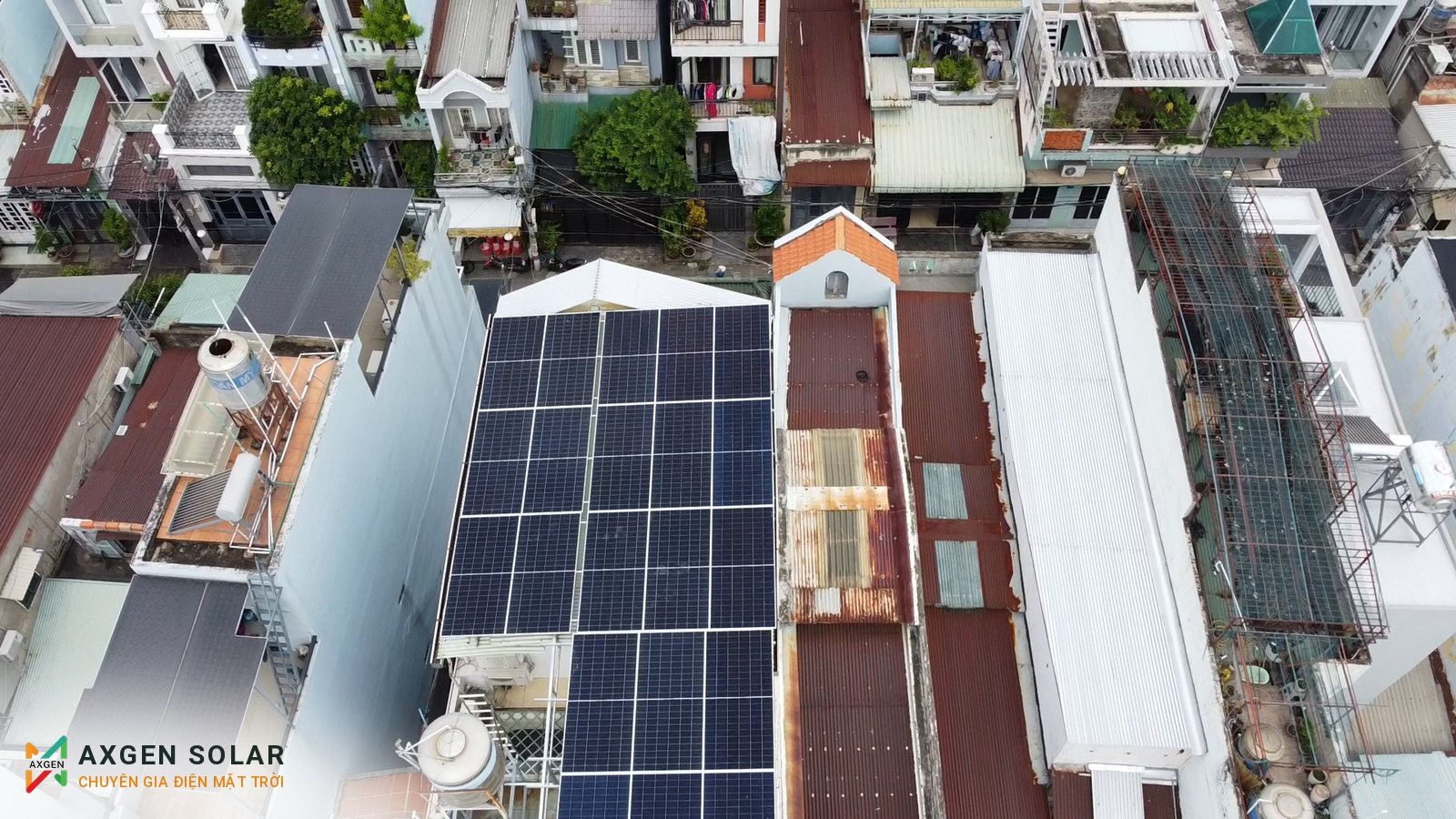 Nhà chú Hải, Gò Vấp – 14,88 kWp 3 pha + pin 15 kWh – 03/07/2025: Nhìn dọc theo căn nhà.