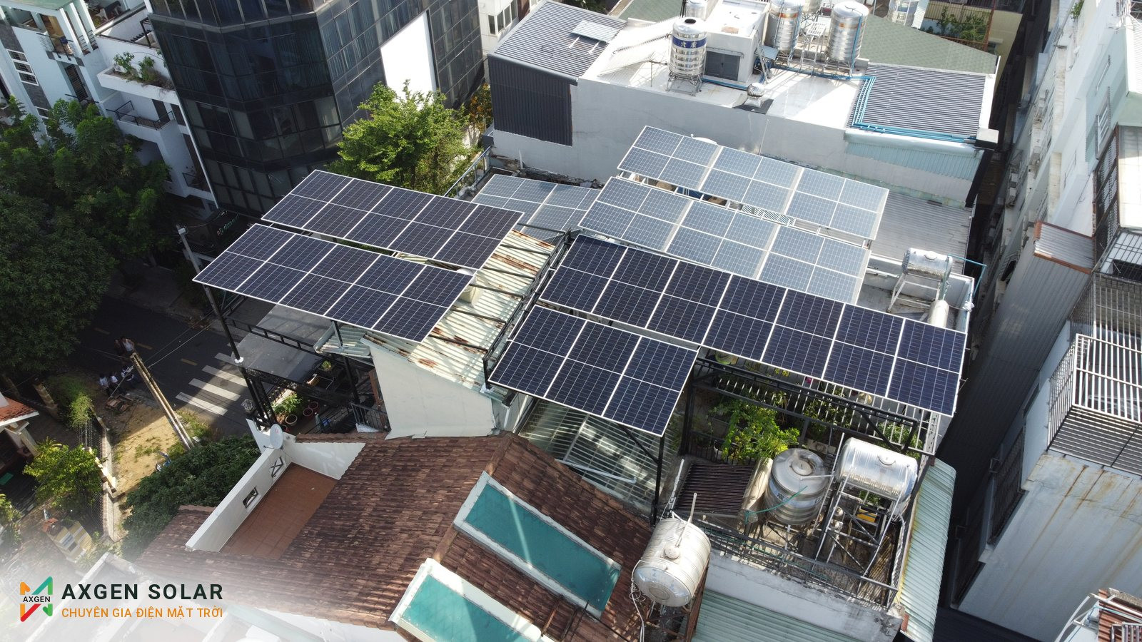 Nhà chú Thành, Bình Chánh – 14,6 kWp + pin 30 kWh – 01/07/2026: Hoàn thiện, nhìn từ góc chéo.