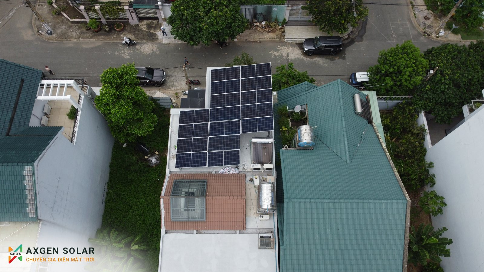 Nhà anh Dũng, Thủ Đức – 10,08 kWp + pin 30 kWh – 18/06/2026 chiều: Lắp 16 tấm pin lên giàn khung.