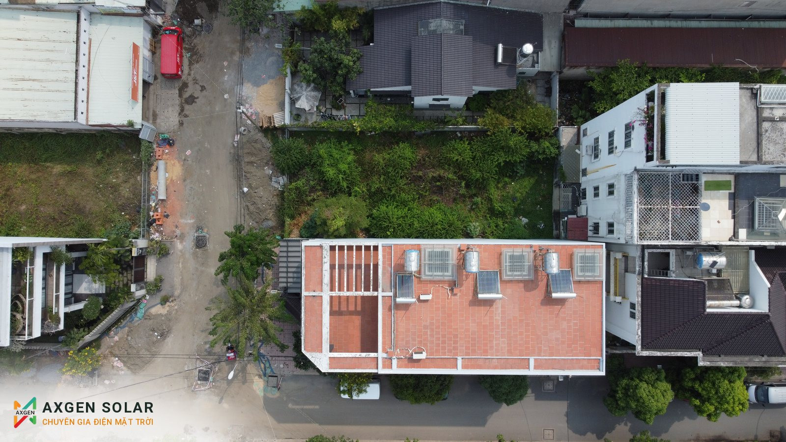 Nhà anh Khoa, Gò Vấp – 10,32 kWp + pin 30 kWh – 04/04/2026: Bay flycam khảo sát sân thượng.