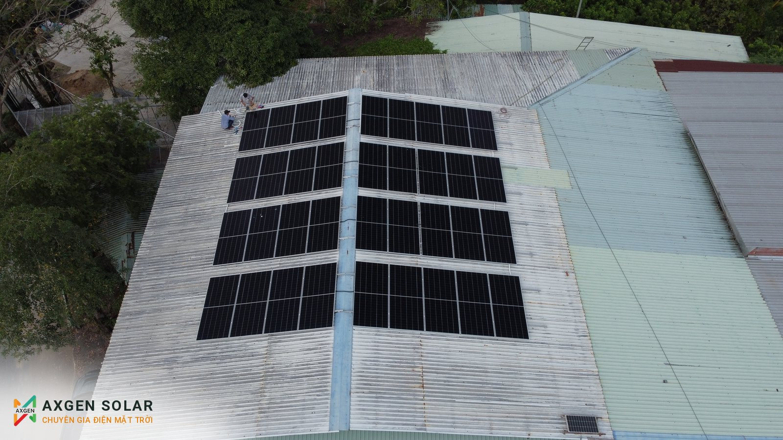 Nhà anh Phong, Củ Chi – 23,94 kWp + pin 60 kWh – 14/12/2025: Các dãy pin bám theo hướng mái.