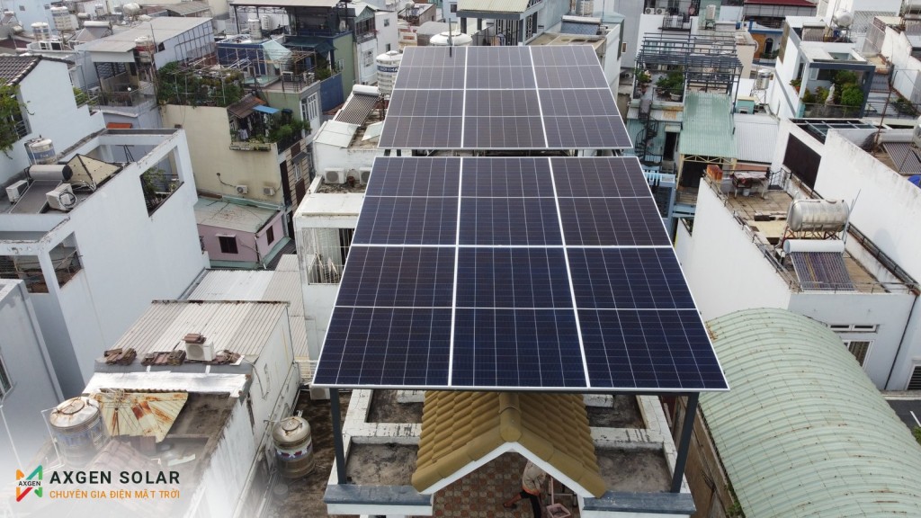 Hệ điện mặt trời trên sân thượng nhà anh Quý, Quận 8