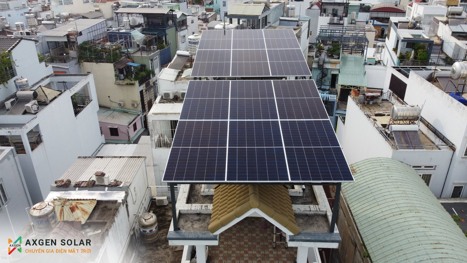 Nhà anh Quý, Quận 8 – 8,76 kWp + pin 15 kWh – 06/07/2026: Giàn khung thép cao, khoảng sân bên dưới vẫn thông thoáng.