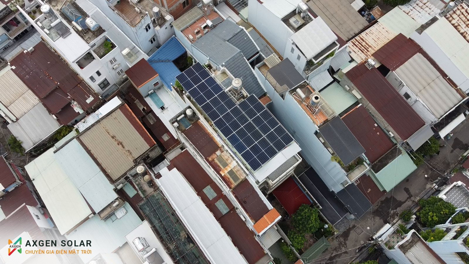 Nhà chú Hải, Gò Vấp – 14,88 kWp 3 pha + pin 15 kWh – 03/07/2025: Hệ thống nhìn từ góc khác.