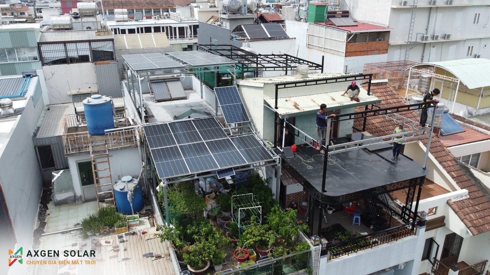 Nhà chú Thành, Bình Chánh – 14,6 kWp + pin 30 kWh – 29/06/2026: Đội thi công dựng giàn khung và lắp tấm pin.