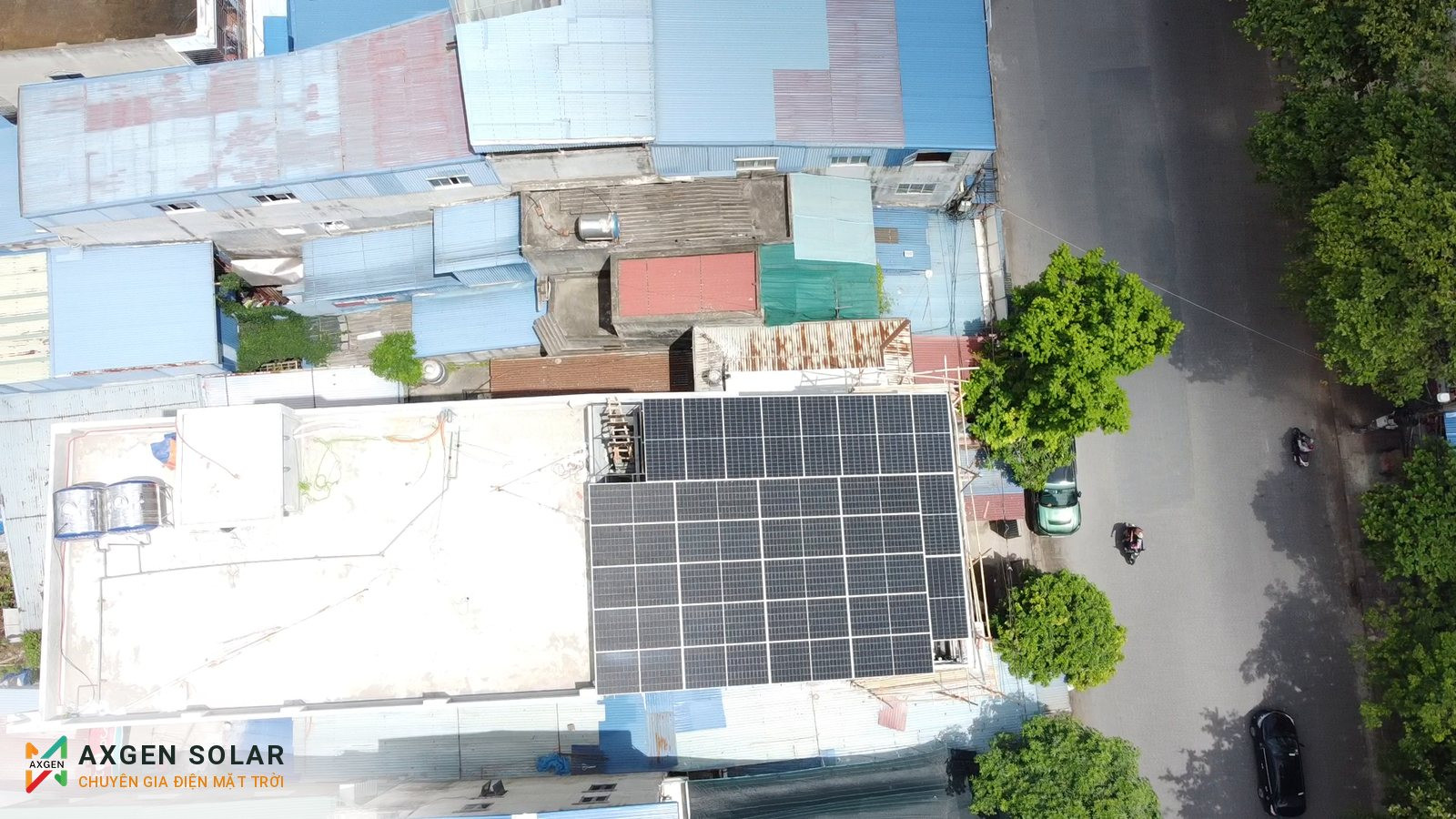 Nhà anh Đức, Nam Định – 18,45 kWp + pin 15 kWh – 14/09/2025: Hệ thống hoàn thiện, nhìn từ trên xuống.