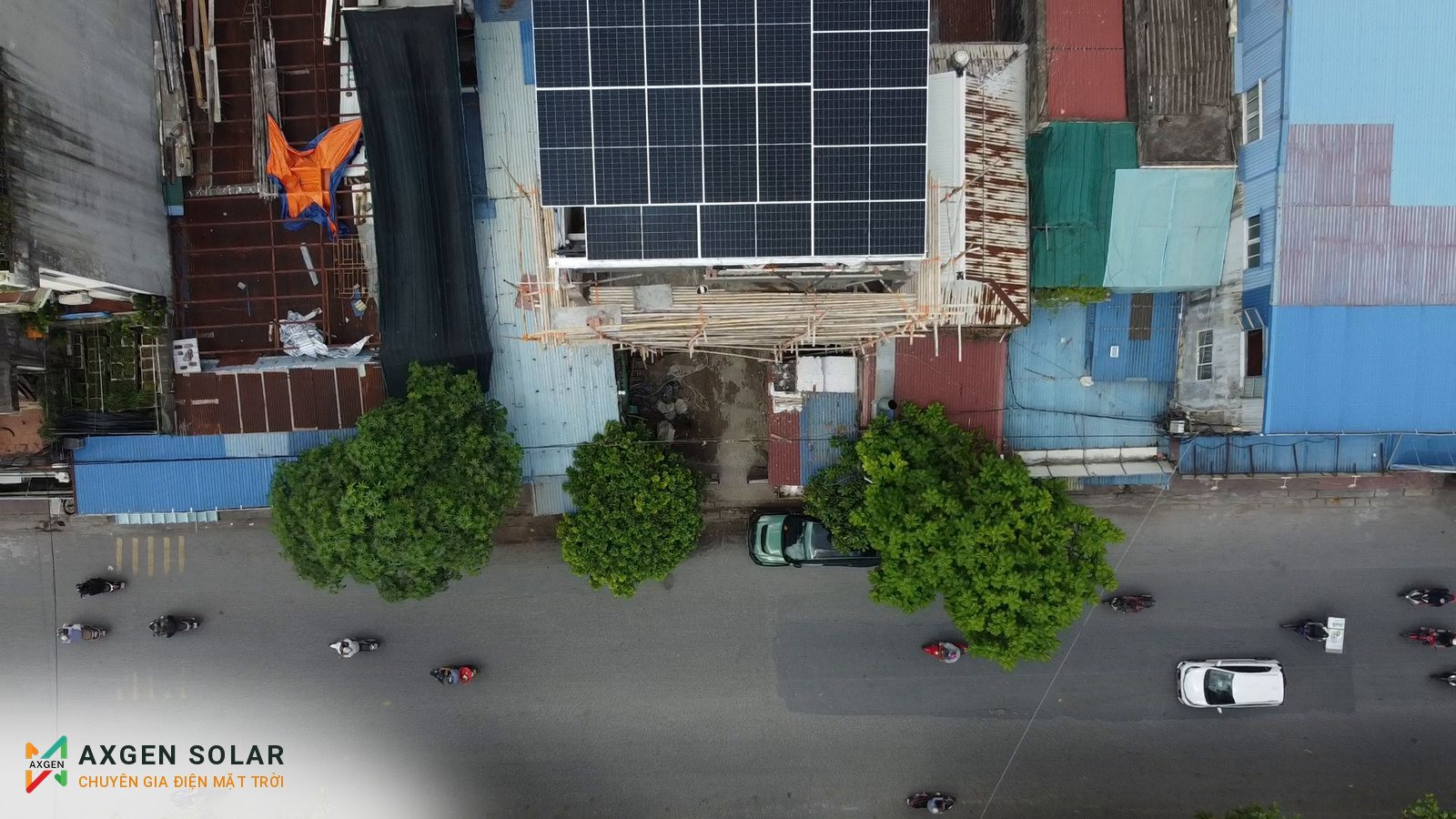 Nhà anh Đức, Nam Định – 18,45 kWp + pin 15 kWh – 14/09/2025: 30 tấm pin phủ kín phần mái phía trước.