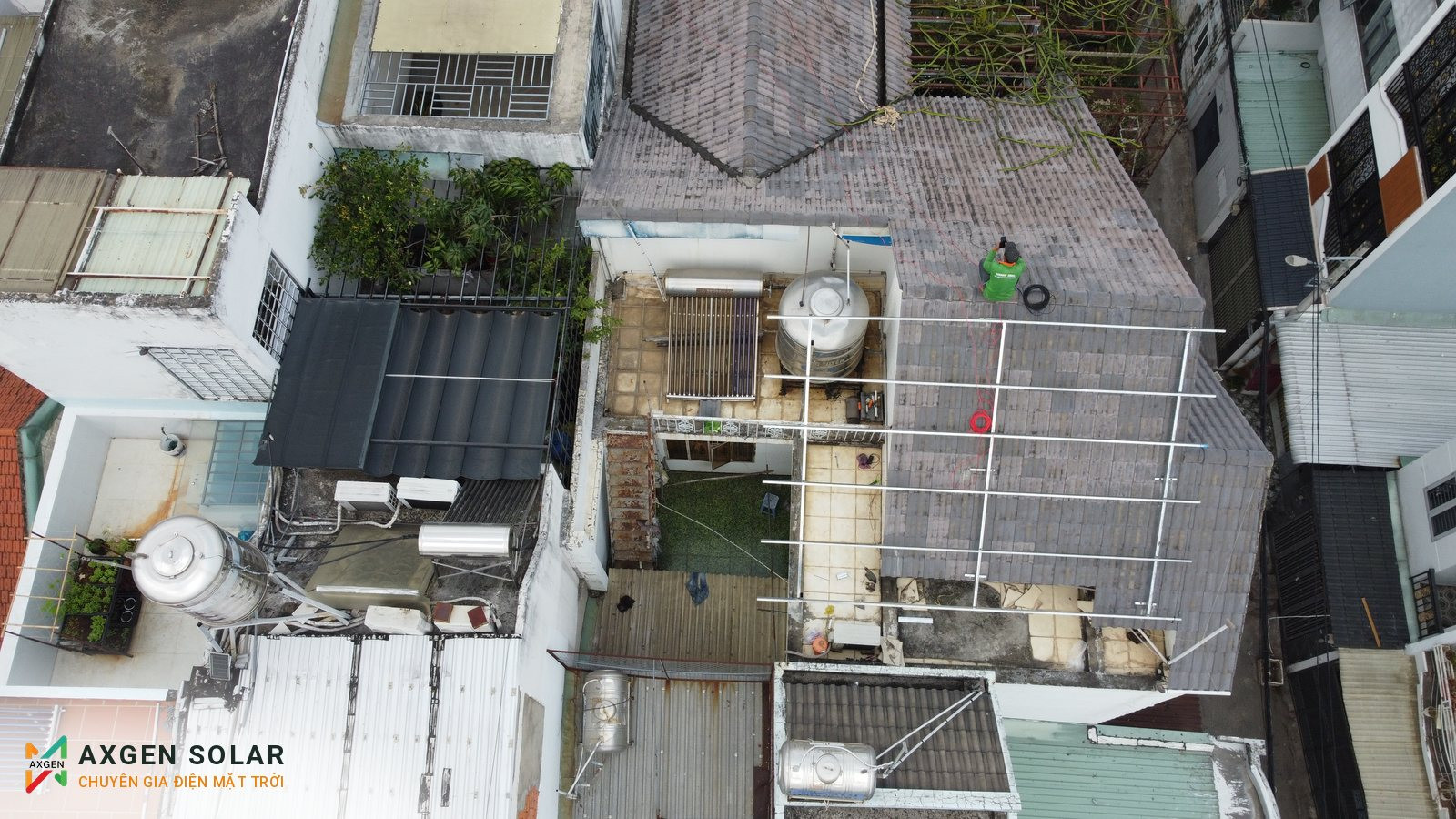 Nhà chị Bích, Gò Vấp – 6,45 kWp + pin 15 kWh – 29/01/2026: Dựng giàn khung thép phía trên mái ngói.