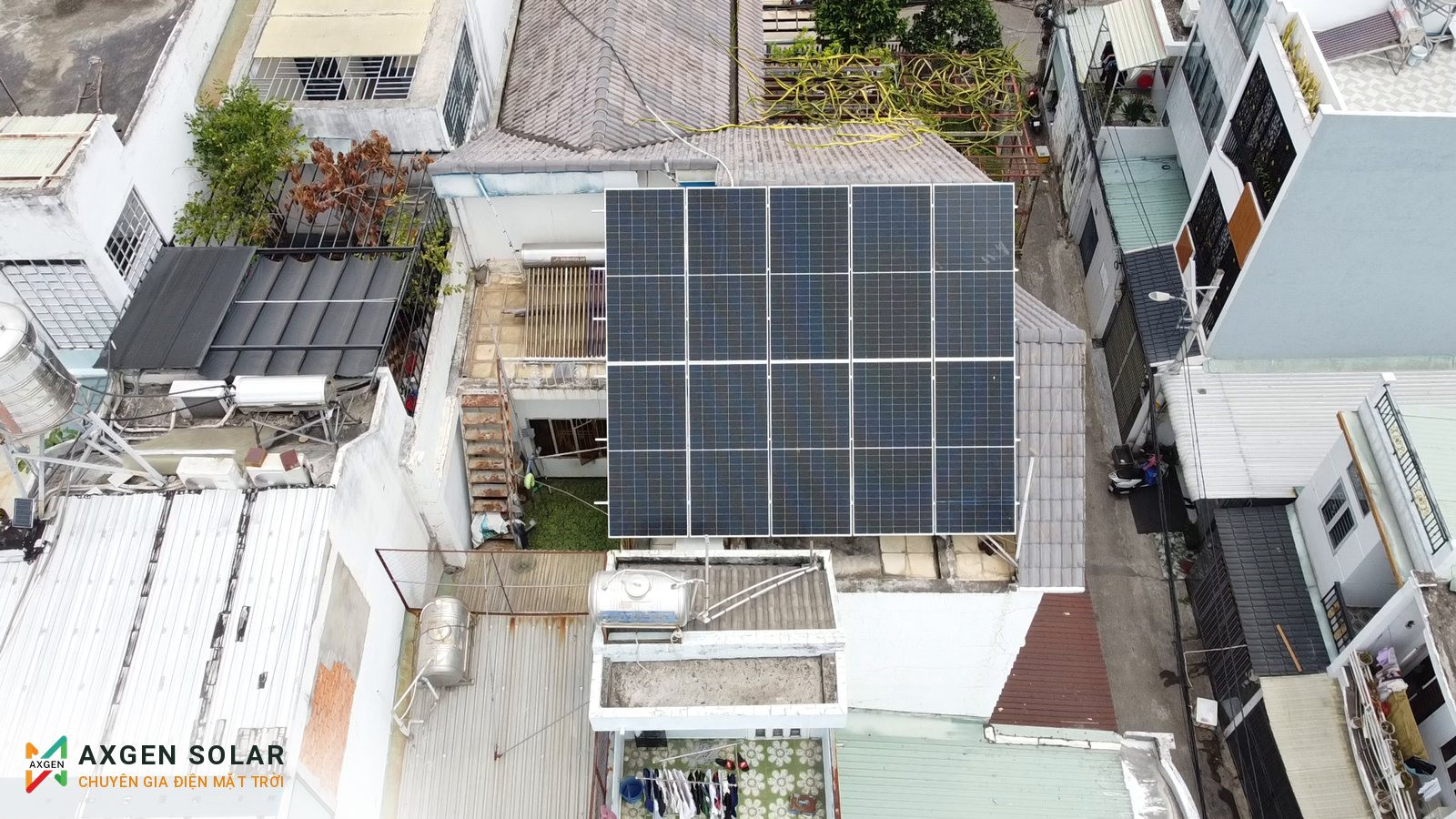 Nhà chị Bích, Gò Vấp – 6,45 kWp + pin 15 kWh – 08/04/2026: Hệ thống đang vận hành, nhìn từ trên cao.