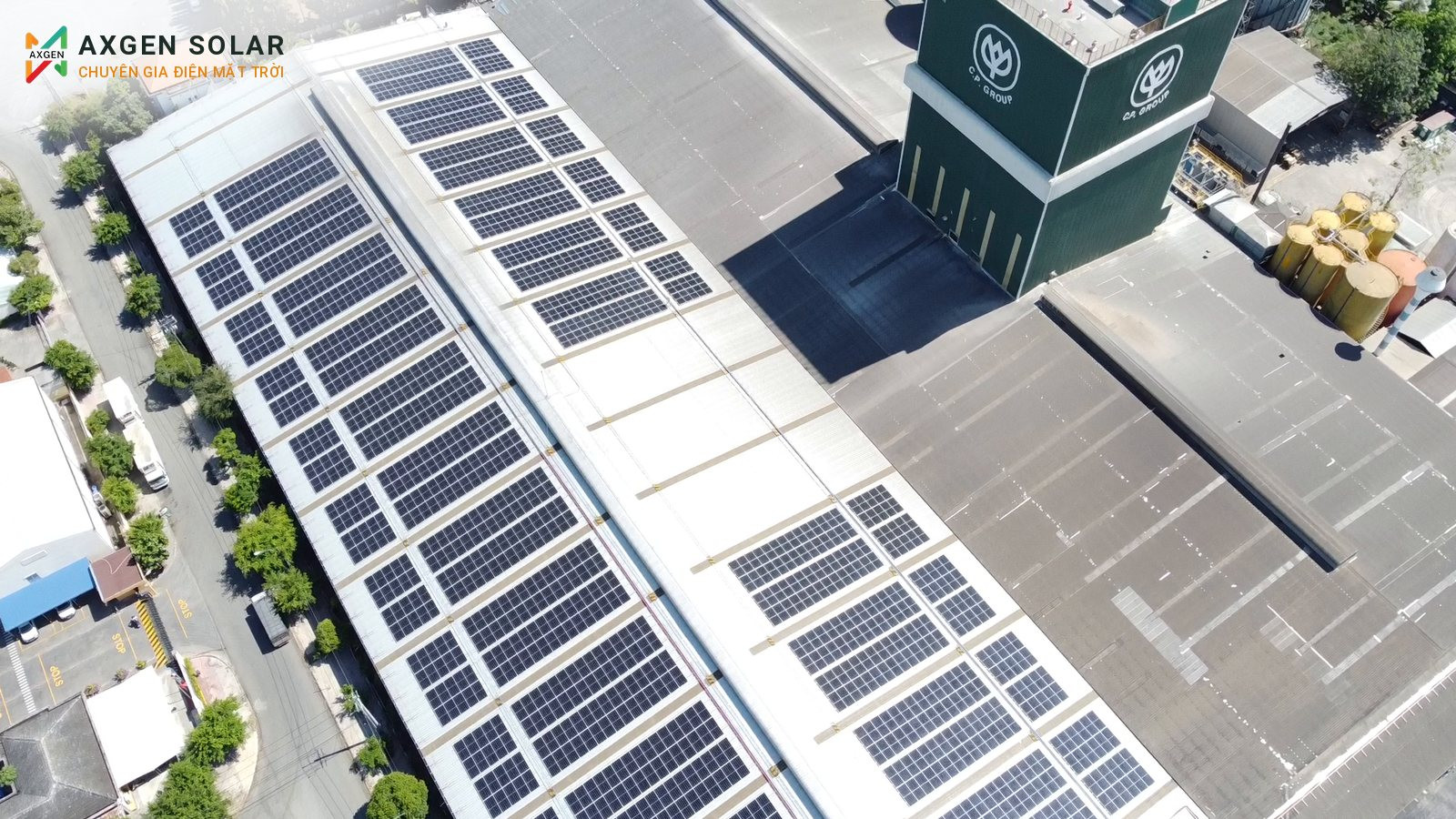 Nhà máy C.P. Việt Nam, Tiền Giang – 999,92 kWp – 03/04/2025: Các dãy pin dọc mái nhà xưởng.
