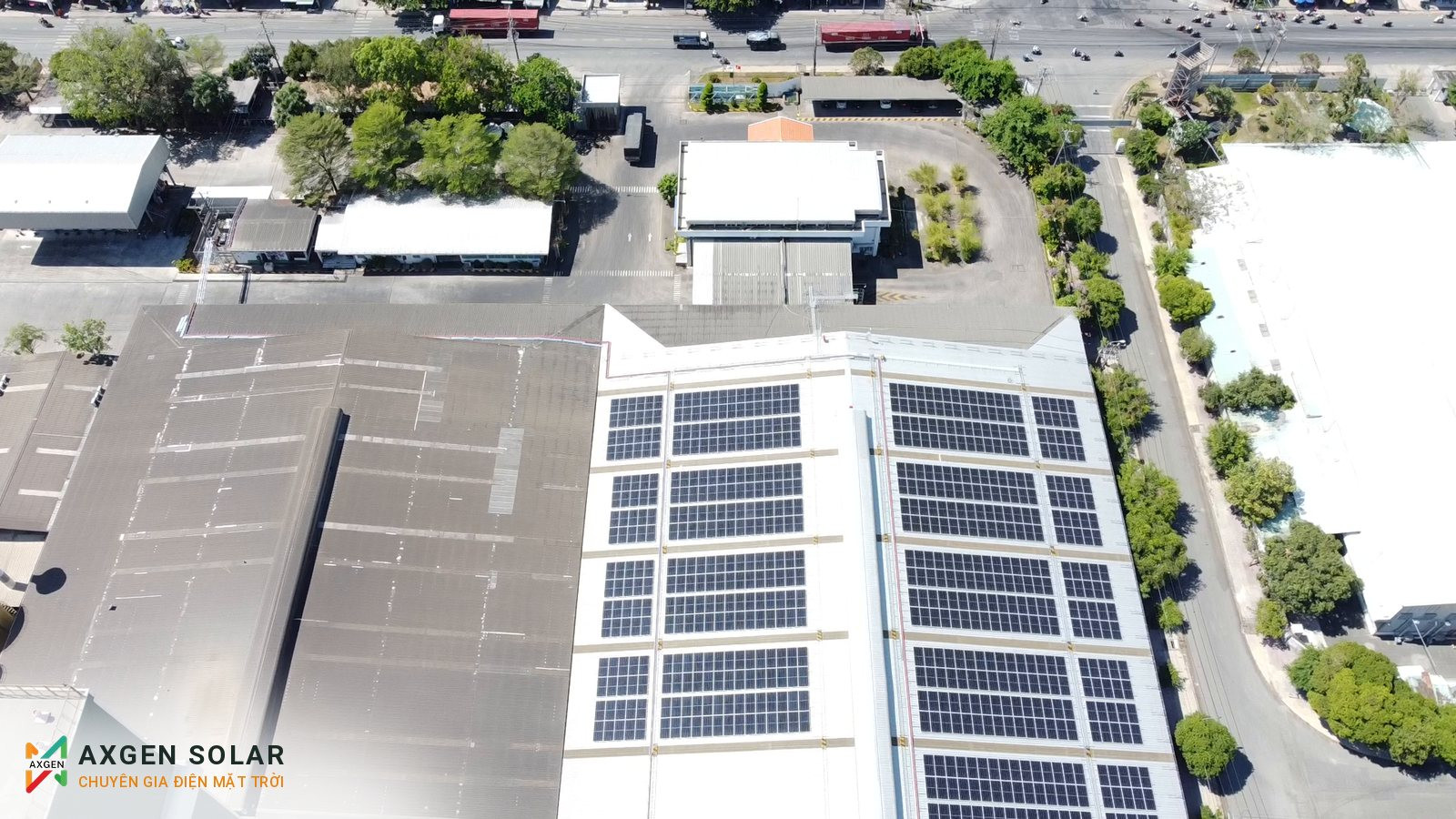 Nhà máy C.P. Việt Nam, Tiền Giang – 999,92 kWp – 03/04/2025: Một khu mái nhìn từ phía đường nội bộ.