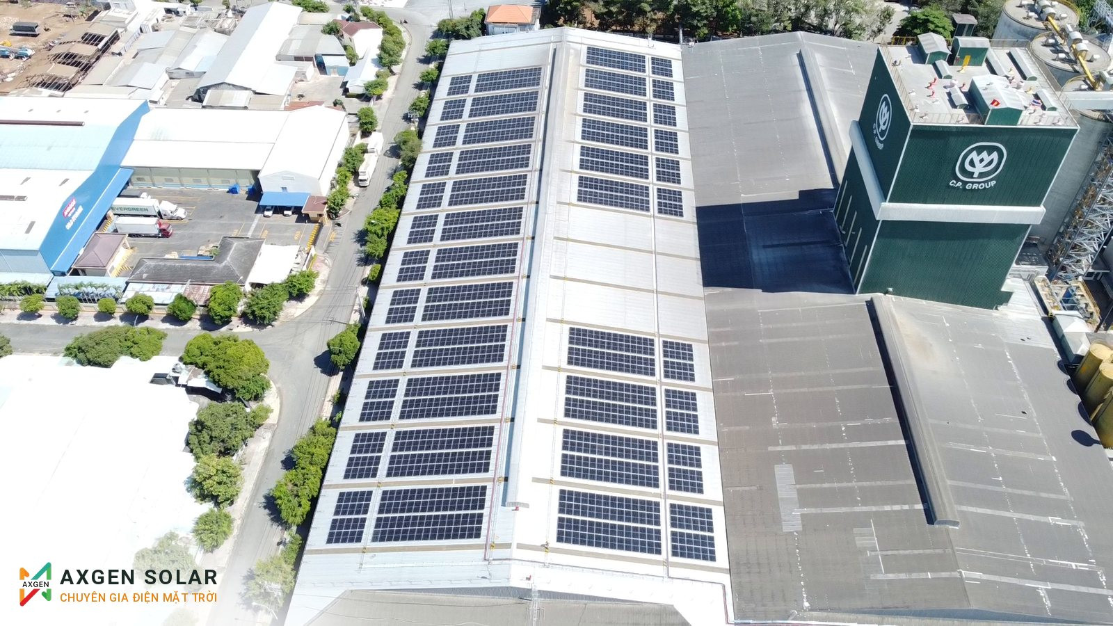 Nhà máy C.P. Việt Nam, Tiền Giang – 999,92 kWp – 03/04/2025: Mái nhà xưởng cạnh khối tháp của nhà máy.