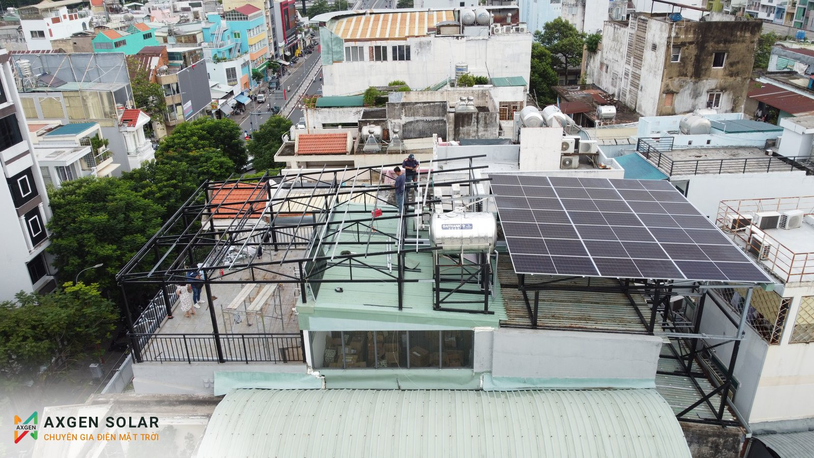 Tòa nhà GEM CENTER, Quận 1 – đang lắp tấm pin lên giàn khung sân thượng, 06/09/2024
