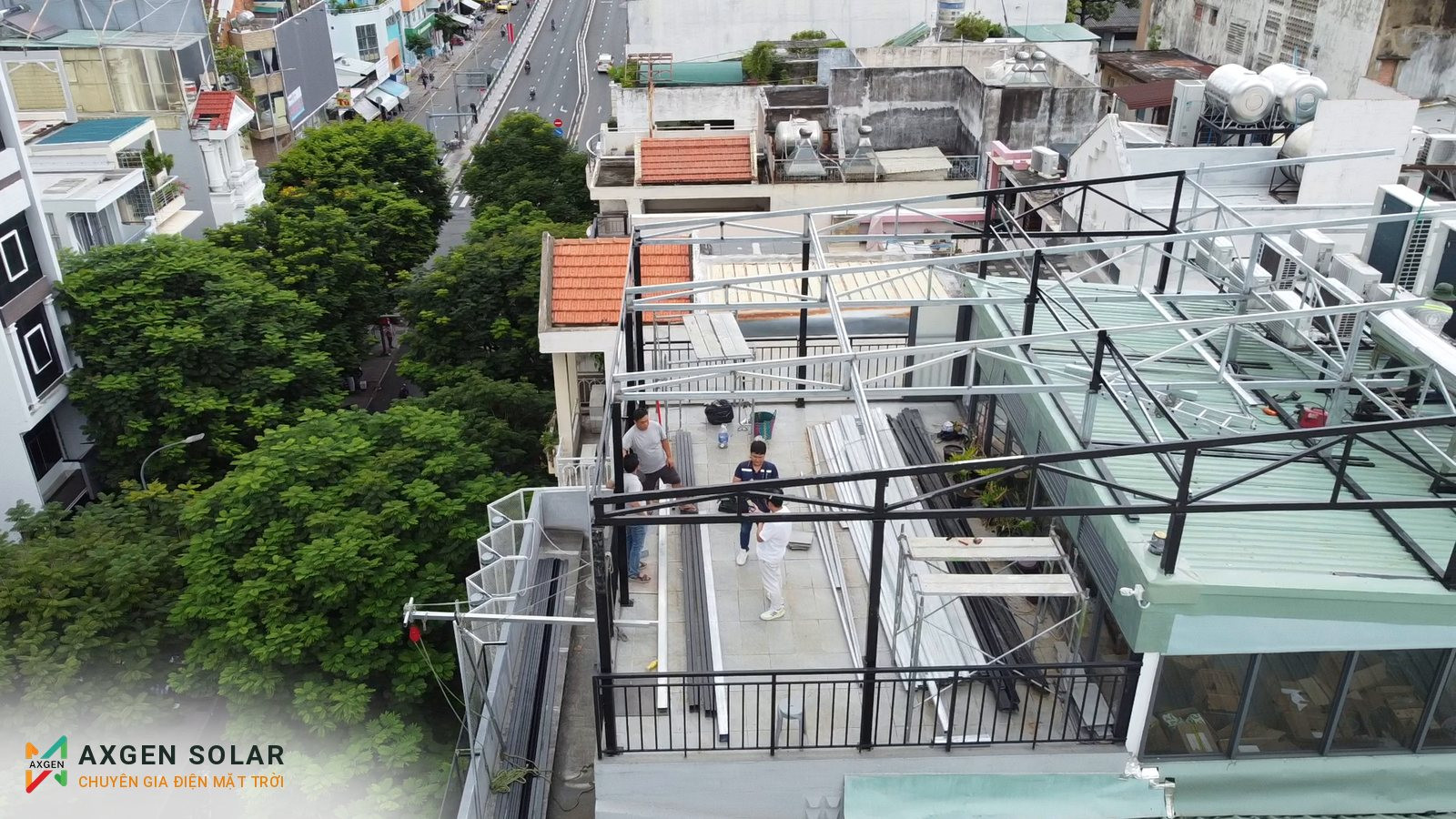Tòa nhà GEM CENTER, Quận 1 – 31,46 kWp – 28/08/2024: Dựng giàn khung thép trên sân thượng.