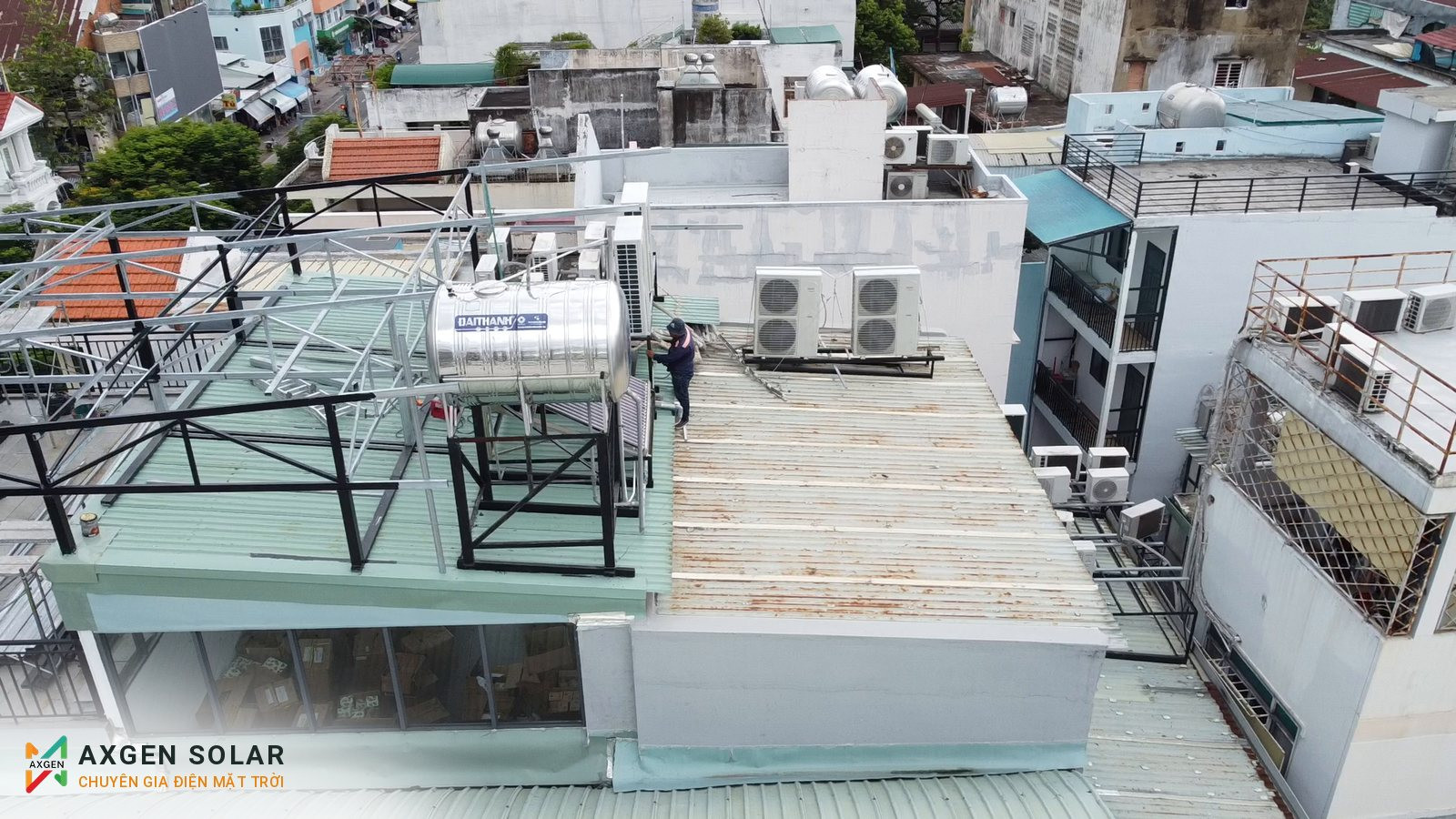 Tòa nhà GEM CENTER, Quận 1 – 31,46 kWp – 28/08/2024: Giàn khung bao trùm khu bồn nước và máy lạnh.