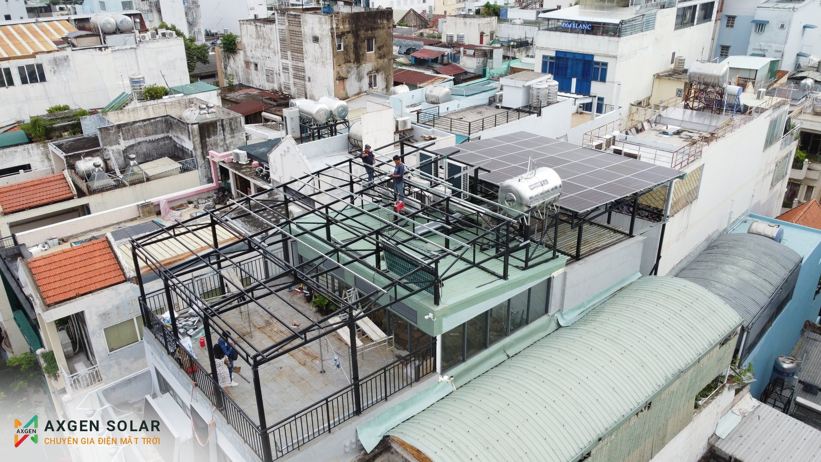 Tòa nhà GEM CENTER, Quận 1 – 31,46 kWp – 06/09/2024: Lắp những dãy tấm pin đầu tiên lên giàn khung.