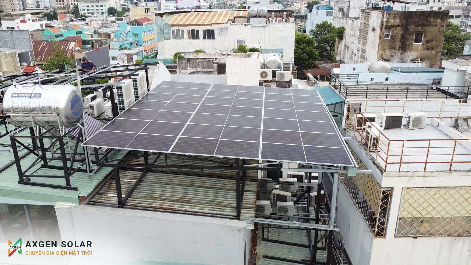 Tòa nhà GEM CENTER, Quận 1 – 31,46 kWp – 06/09/2024: Tấm pin trên giàn khung, nhìn gần.