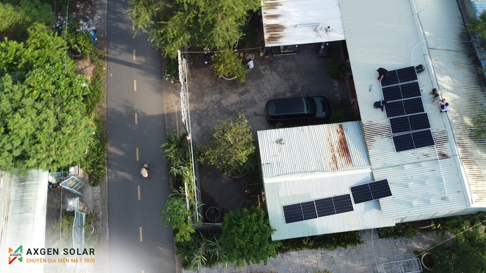 Nhà hàng Cây Me, Phú Mỹ – 4,96 kWp + pin 15 kWh – 06/08/2025: Ngày thi công: tấm pin đã được đưa lên mái tôn.