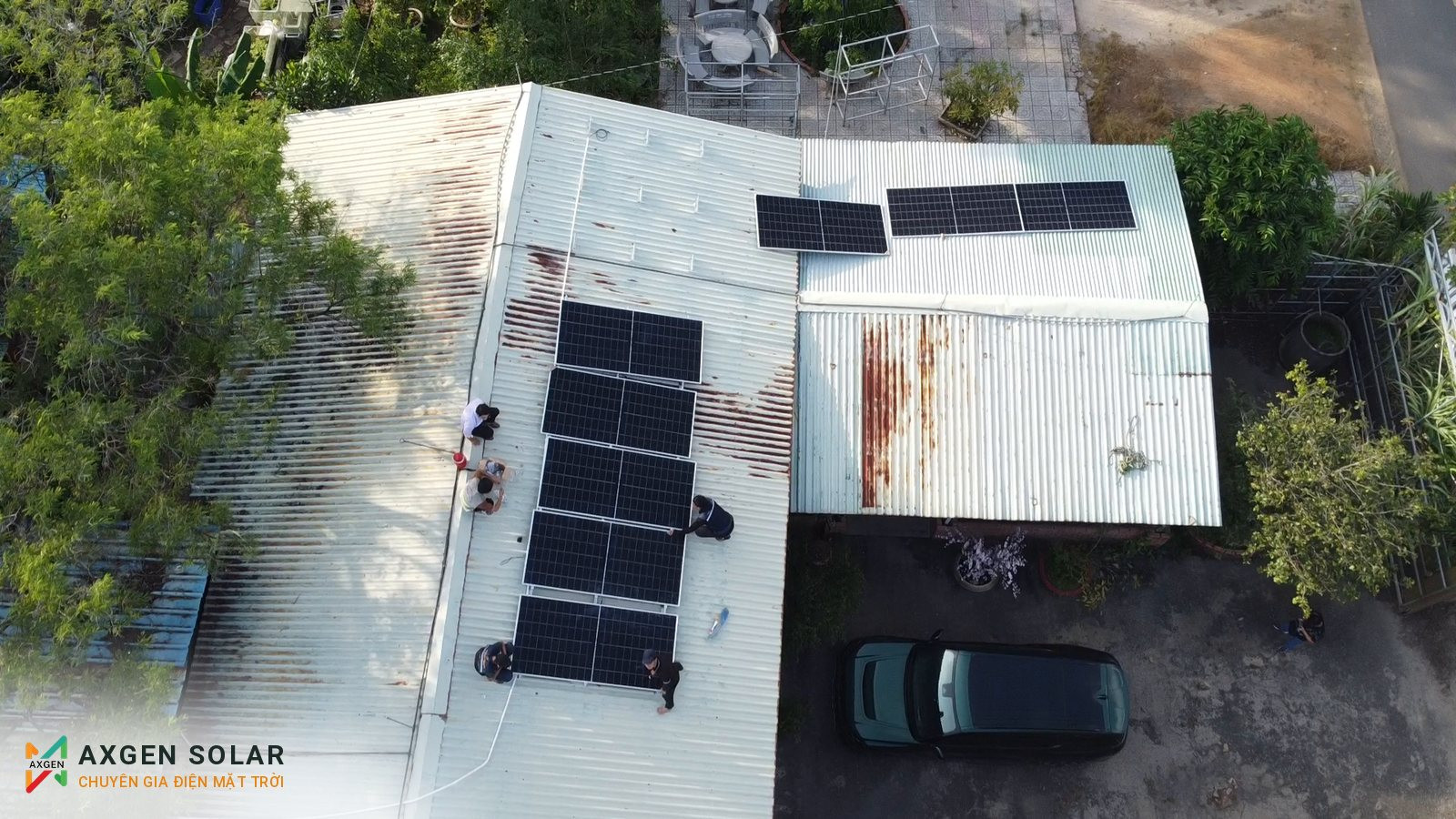 Nhà hàng Cây Me, Phú Mỹ – 4,96 kWp + pin 15 kWh – 06/08/2025: Mái tôn nhà hàng nhìn từ trên cao.
