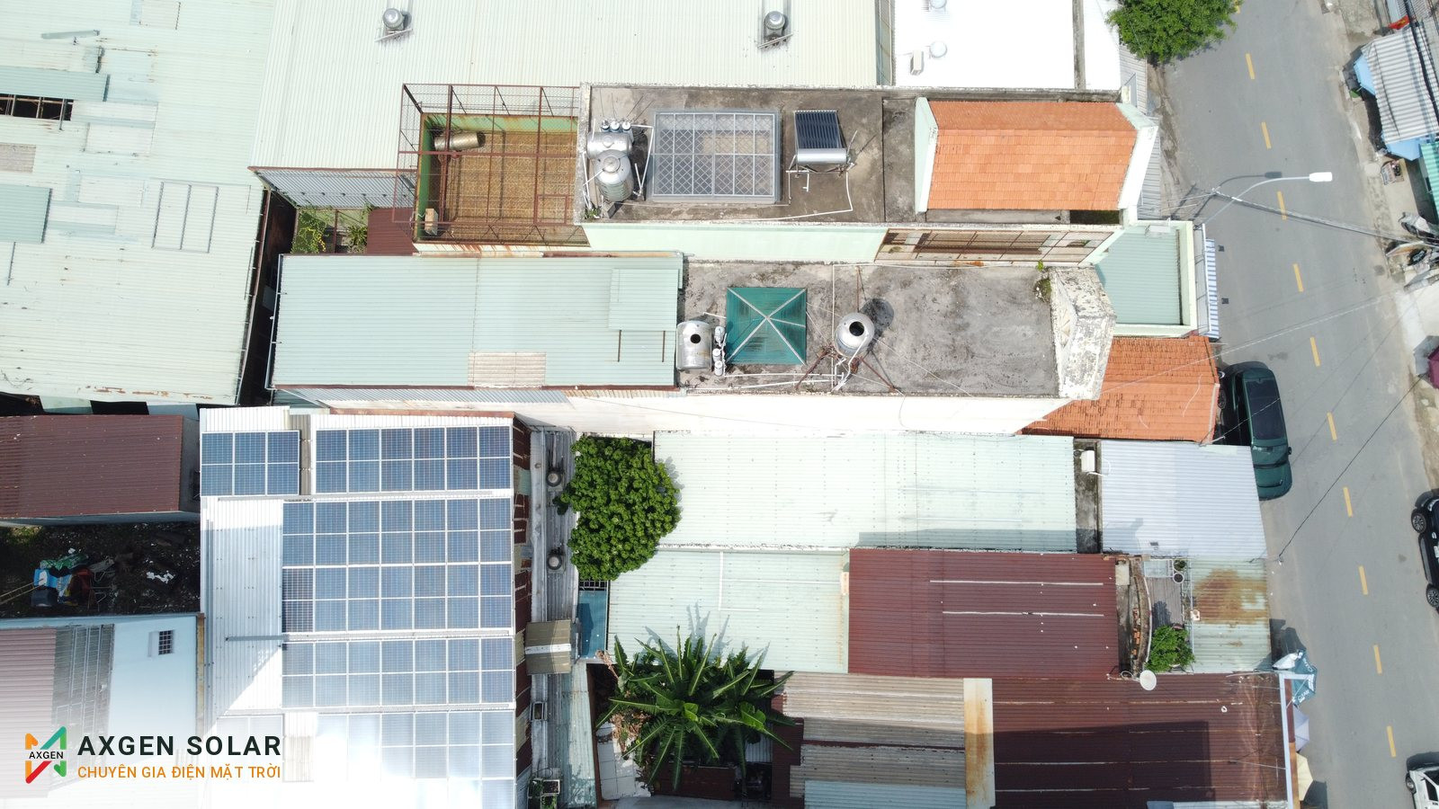 Công ty Thú y Lê Anh, Quận 12 – 5,58 kWp – 18/06/2025: Bay flycam khảo sát: dải mái tôn ở giữa ảnh chưa có pin. Dãy pin lớn bên trái là của công trình lân cận.