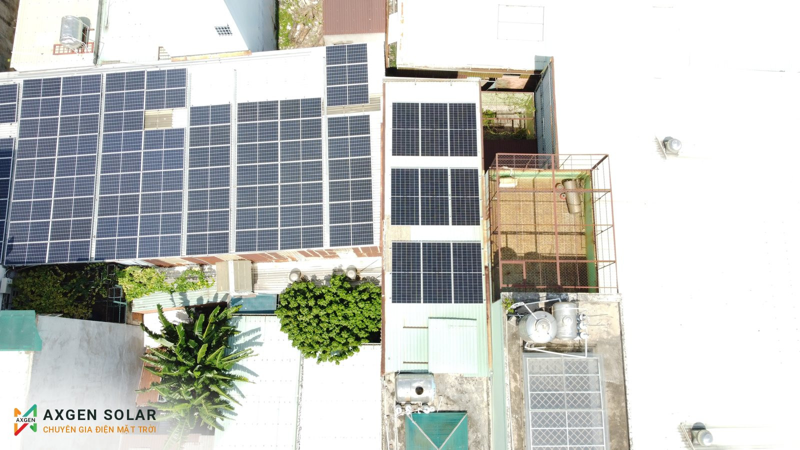 Công ty Thú y Lê Anh, Quận 12 – 5,58 kWp – 01/08/2025: Sau khi lắp: 9 tấm (3 cụm, mỗi cụm 3 tấm) trên dải mái tôn ở giữa. Dãy pin lớn bên trái không thuộc công trình này.
