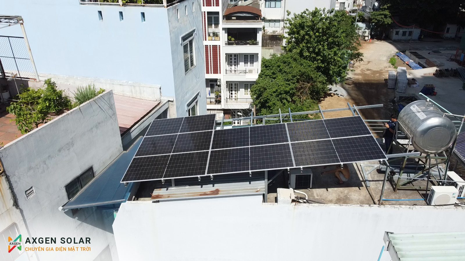 Nhà anh Hải, Quận 10 – cải tạo hệ 4,655 kWp – 31/07/2024: Dãy pin mới nhìn từ phía sau.