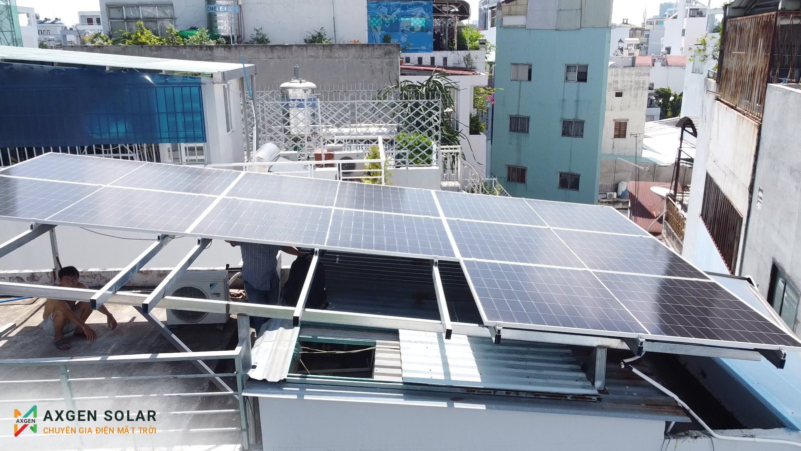 Nhà anh Hải, Quận 10 – cải tạo hệ 4,655 kWp – 31/07/2024: Tấm pin nhìn gần.