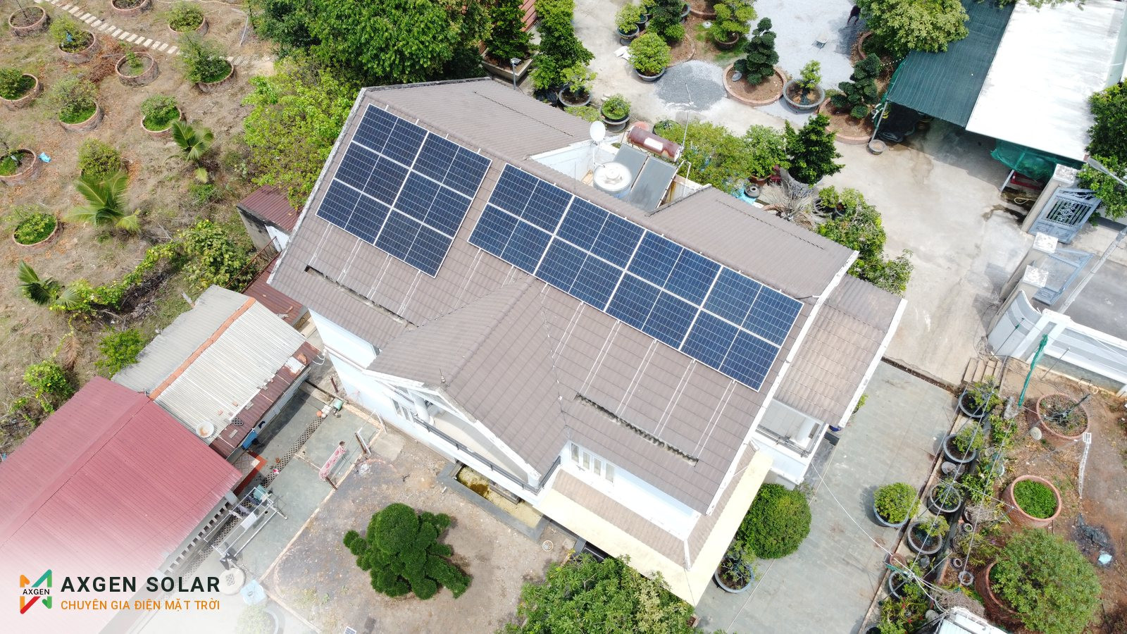 Biệt thự sân vườn Quận 9 – 9,31 kWp + pin 15 kWh – 08/03/2025: Mái ngói dốc nhìn từ góc chéo.