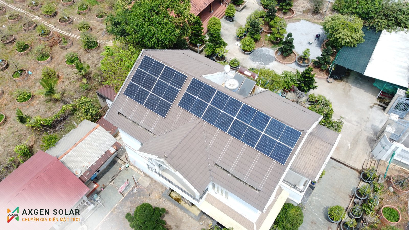 Biệt thự sân vườn Quận 9 – 9,31 kWp + pin 15 kWh – 08/03/2025: Biệt thự giữa khu sân vườn.