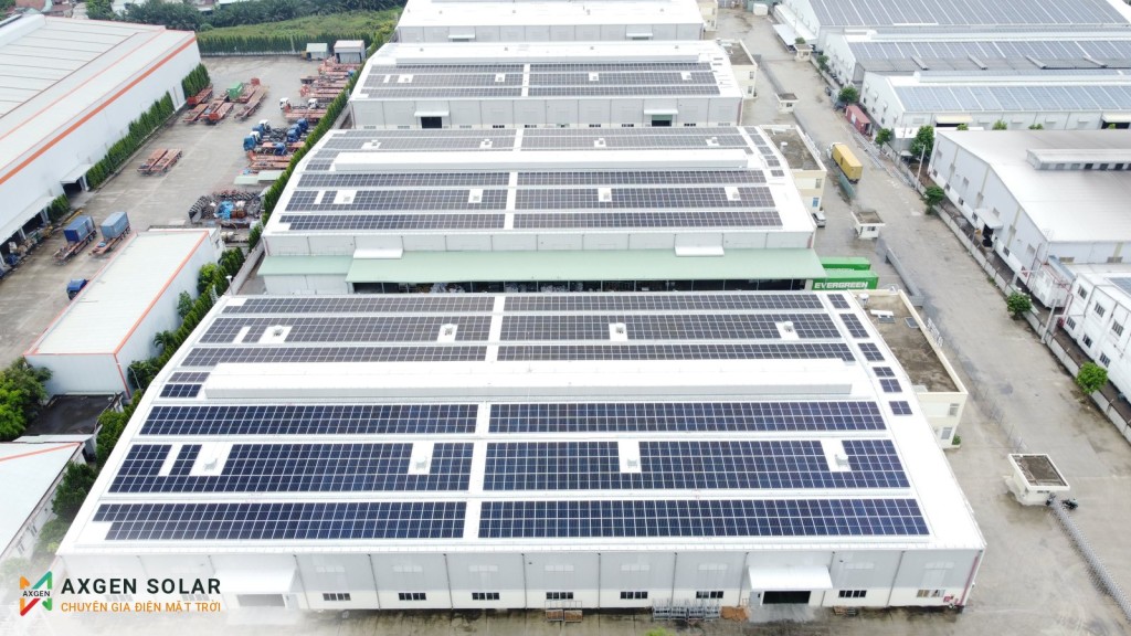 Tấm pin trên mái nhà xưởng Hải Trang, KCN Sóng Thần 3
