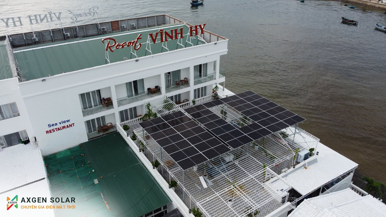 Dãy pin trên mái Resort Vĩnh Hy, Ninh Thuận