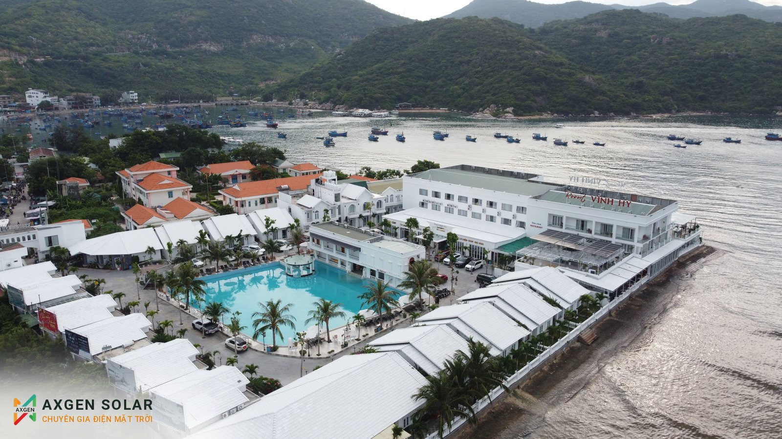 Resort Vĩnh Hy, Ninh Thuận – 23,56 kWp – 27/07/2025: Toàn cảnh resort bên vịnh Vĩnh Hy.