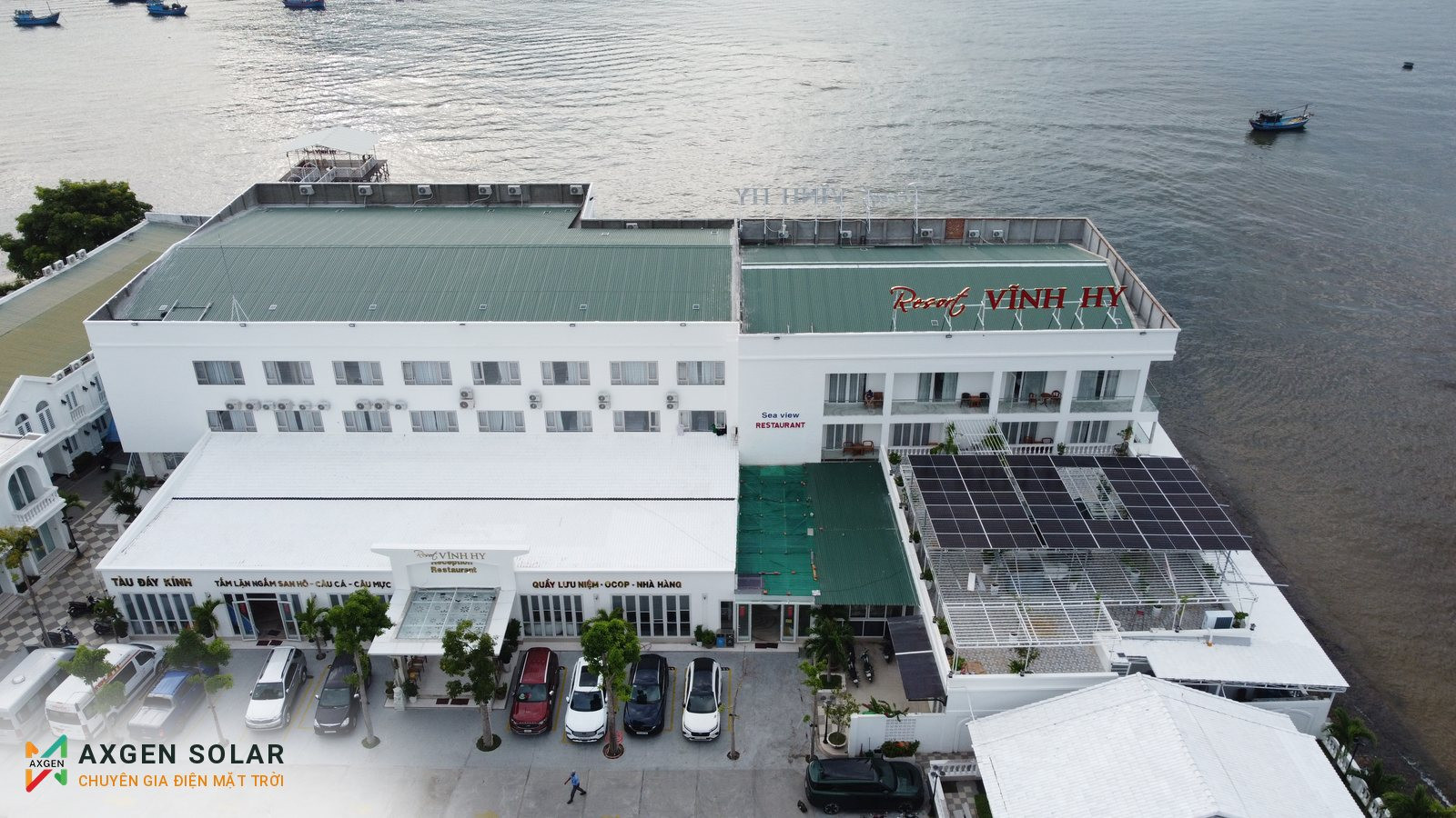 Resort Vĩnh Hy, Ninh Thuận – 23,56 kWp – 27/07/2025: Khối nhà chính của resort và dãy pin trên mái.