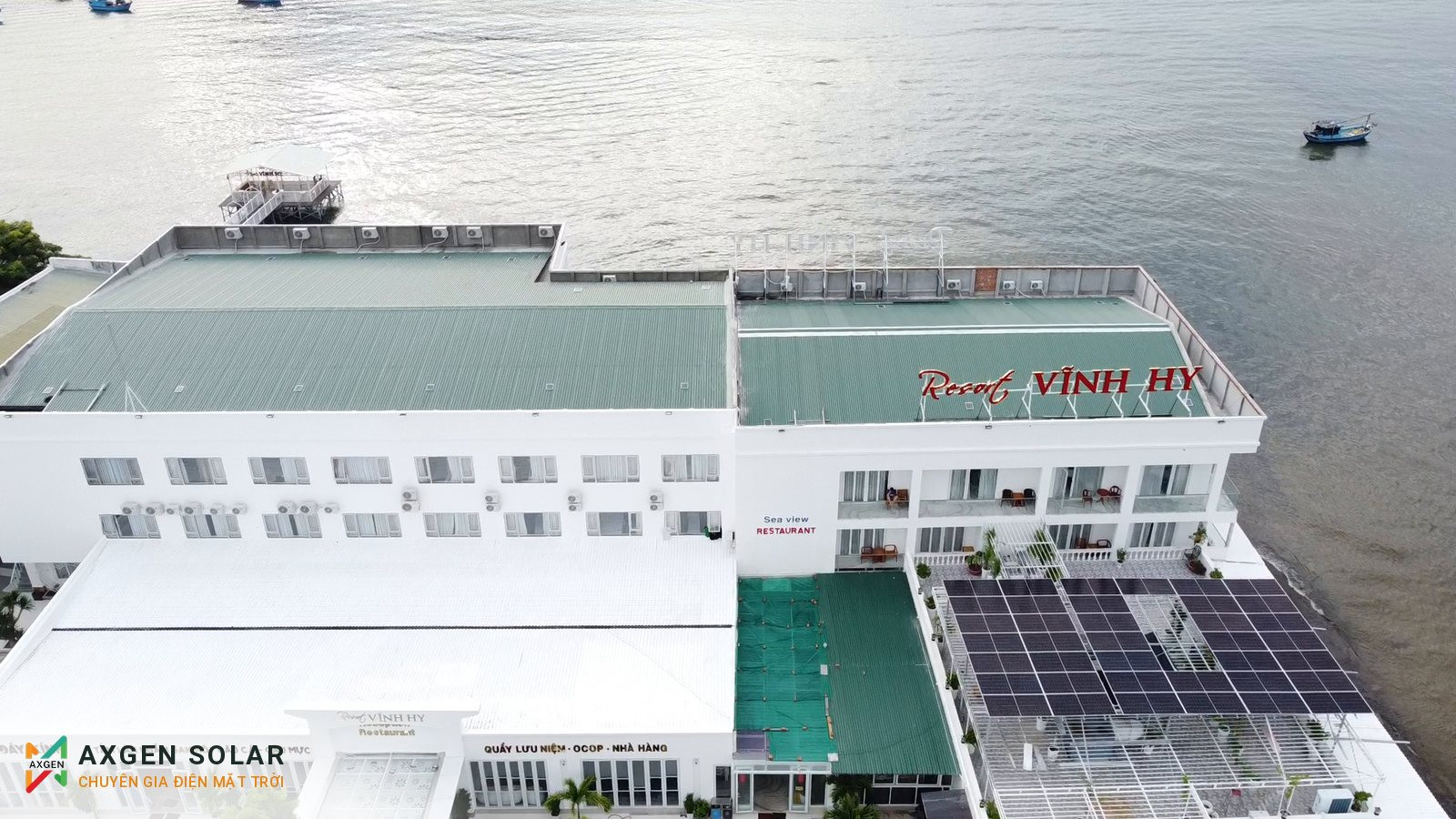 Resort Vĩnh Hy, Ninh Thuận – 23,56 kWp – 27/07/2025: Dãy pin nhìn từ phía bãi đỗ xe.