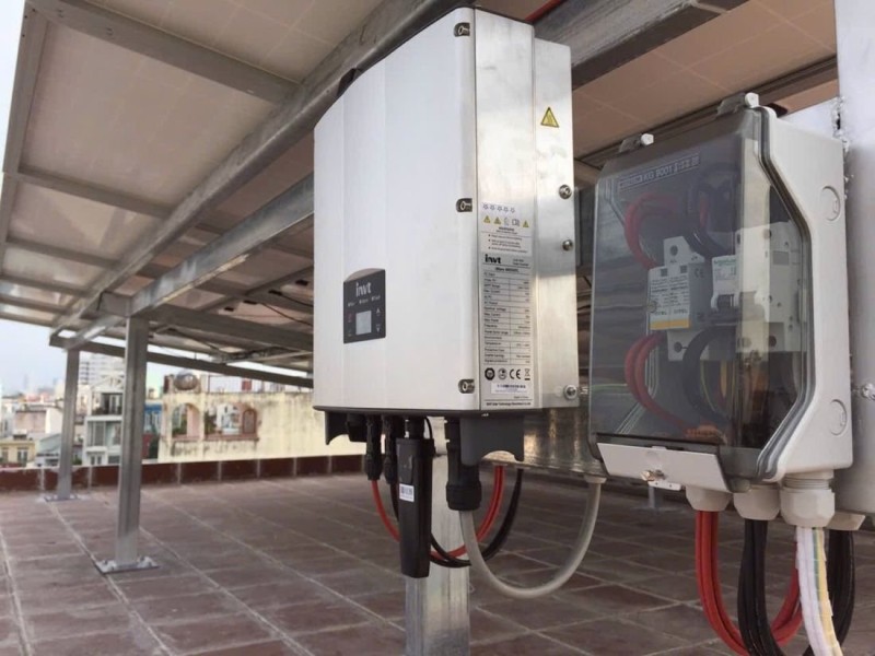 Inverter và tủ điện lắp dưới mái che tấm pin trên sân thượng