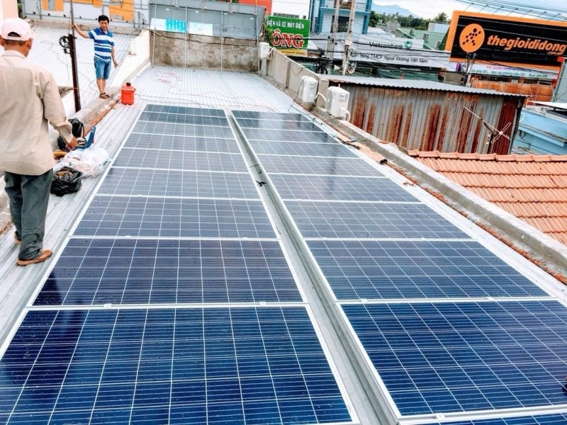 Đội thi công lắp tấm pin trên mái nhà phố