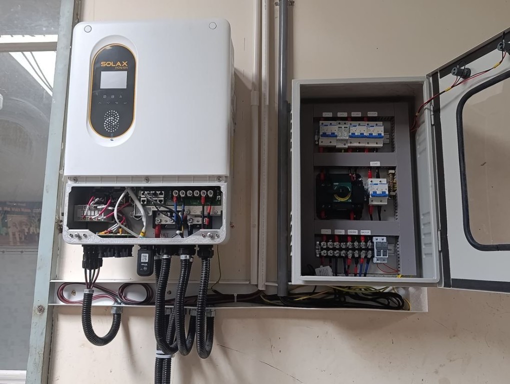 Inverter SolaX và tủ điện nhà anh Tiền, Lộc Ninh